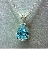 Elegantní náhrdelník s kapkovitým přívěskem Freya. Zářivý kámen v modré, fialové nebo stříbrné barvě dodá tvému stylu jemný třpyt.