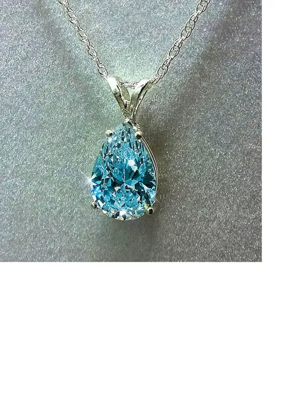 Elegantní náhrdelník s kapkovitým přívěskem Freya. Zářivý kámen v modré, fialové nebo stříbrné barvě dodá tvému stylu jemný třpyt.