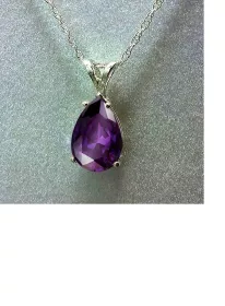 Elegantní náhrdelník s kapkovitým přívěskem Freya. Zářivý kámen v modré, fialové nebo stříbrné barvě dodá tvému stylu jemný třpyt.