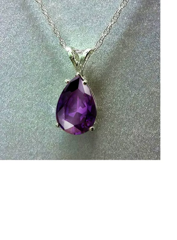 Elegantní náhrdelník s kapkovitým přívěskem Freya. Zářivý kámen v modré, fialové nebo stříbrné barvě dodá tvému stylu jemný třpyt.