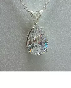 Elegantní náhrdelník s kapkovitým přívěskem Freya. Zářivý kámen v modré, fialové nebo stříbrné barvě dodá tvému stylu jemný třpyt.