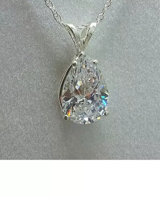 Elegantní náhrdelník s kapkovitým přívěskem Freya. Zářivý kámen v modré, fialové nebo stříbrné barvě dodá tvému stylu jemný třpyt.