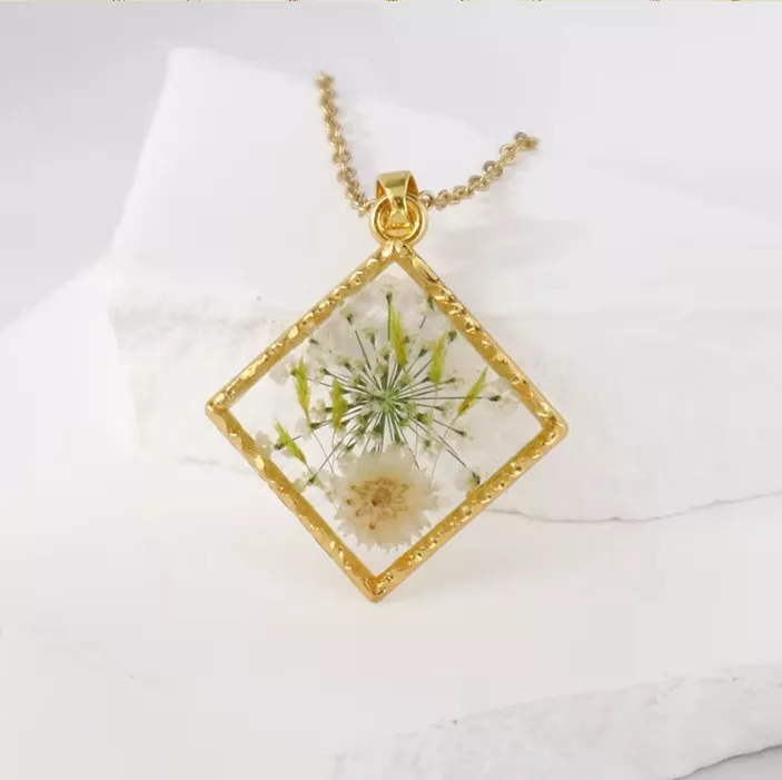 Náhrdelník s pravými květy – kolekce Florea Diy white flower