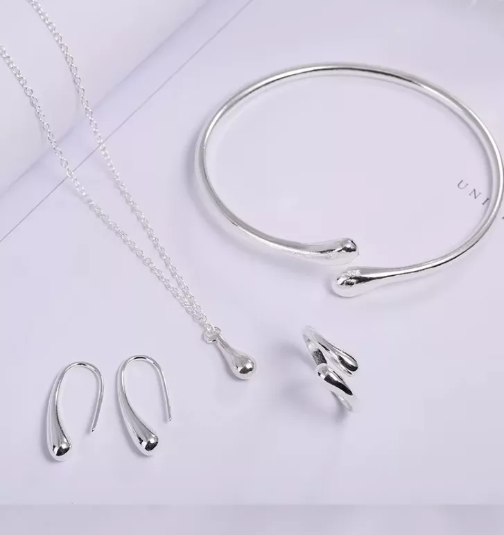 stříbrná sada šperků „Kapka elegance“ – náhrdelník, náramek, náušnice a prsten Améya