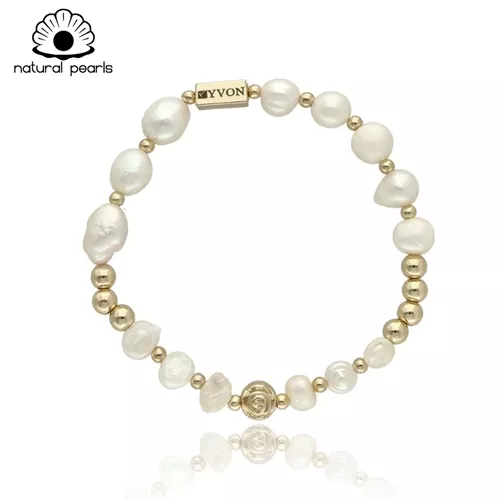 Náramek z přírodních perel – nadčasová elegance pro každou ženu Tento náramek z přírodních sladkovodních perel je symbolem ženskosti, jemnosti a přirozené elegance. Každá perla je originál – liší se tvarem i strukturou, což dodává šperku autentický Yvon