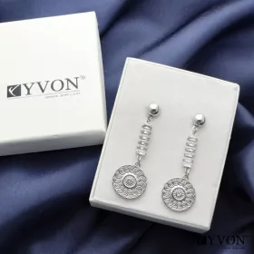 Náušnice s cirkoniemi E01511 – elegantní dámské náušnice se zirkony  Dámské náušnice se zirkony E01511 jsou nadčasovým šperkem, který podtrhne ženskost a dodá outfitu jemný, luxusní třpyt. Precizně broušené zirkony (vytvářejí efekt diaman