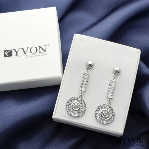 Náušnice s cirkoniemi E01511 – elegantní dámské náušnice se zirkony Dámské náušnice se zirkony E01511 jsou nadčasovým šperkem, který podtrhne ženskost a dodá outfitu jemný, luxusní třpyt. Precizně broušené zirkony (vytvářejí efekt diaman Yvon