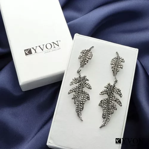 Třpytivé večerní náušnice, které dodají outfitu elegantní jiskru. Perfektní jako dárek i pro tebe! Yvon